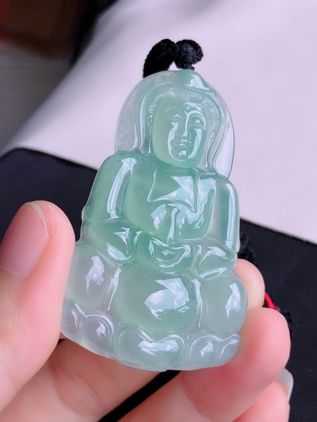 绿底大观音，晶莹剔透，面容慈祥，尺寸60.5/37/6/自然光实拍