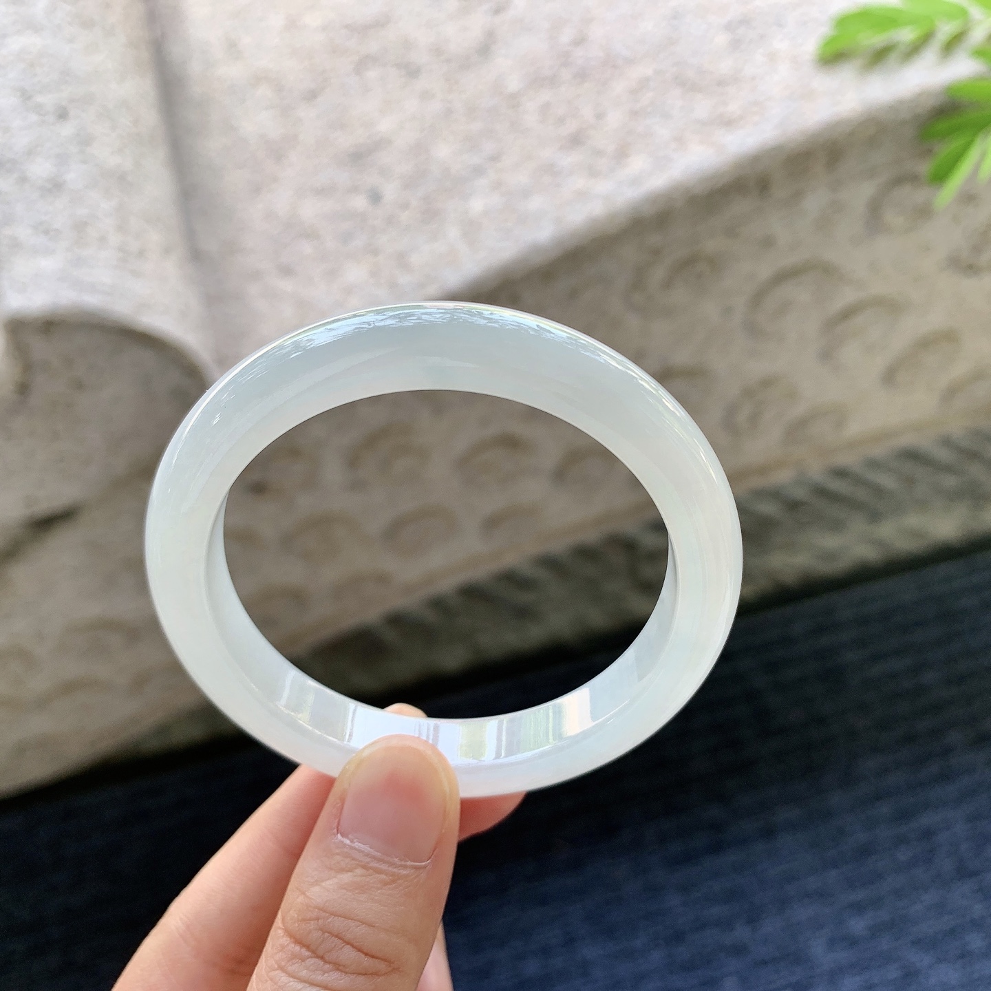 正圈52 53【圈口】53.6/10/7.7【编码】AD091008【描述】糯冰白底，水润，种老，细腻，无裂