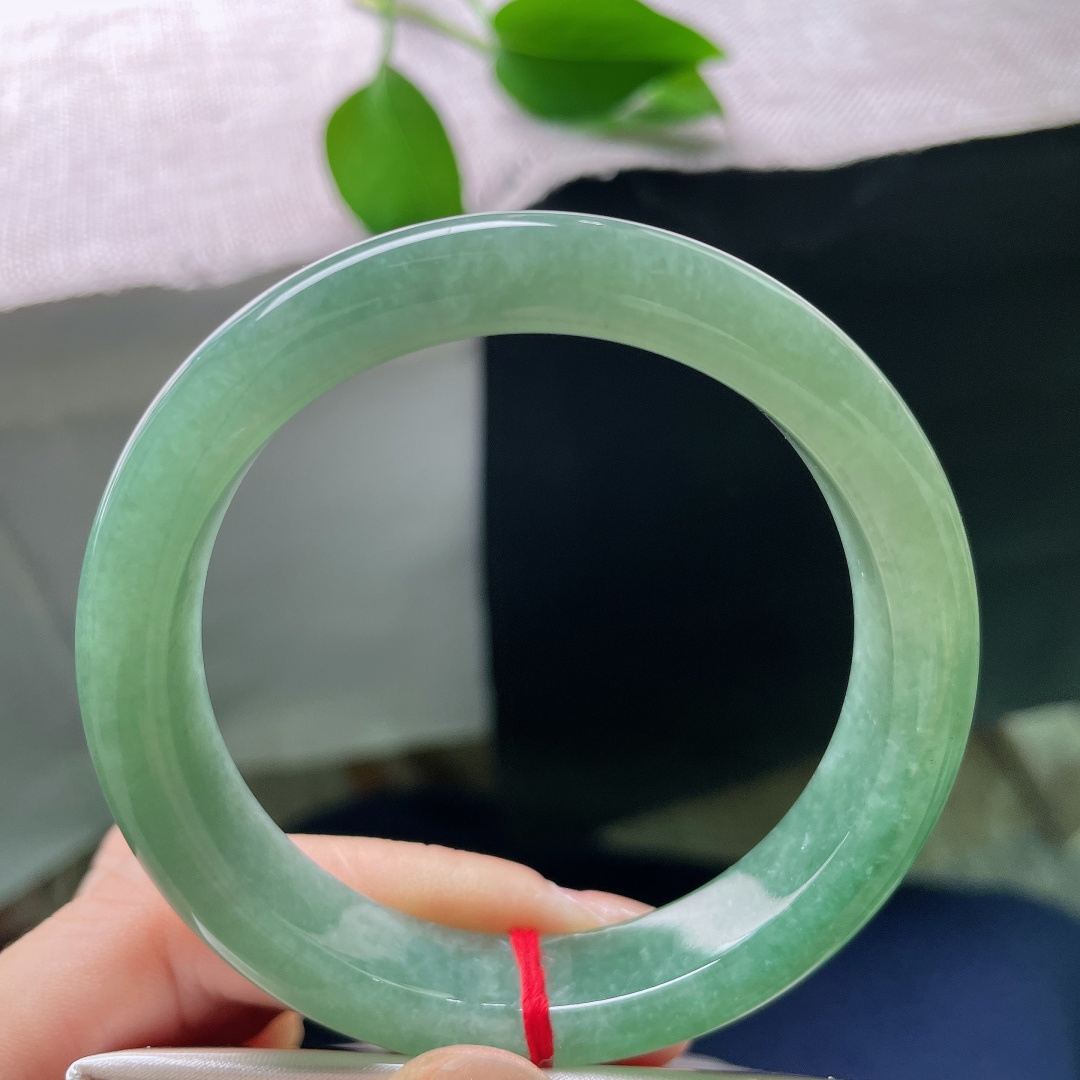 56.5/12/8.4，绿底正圈，无裂，一汪温润湖绿凝于镯间，玉石肌理细腻顺滑，质感醇厚，是日常佩戴