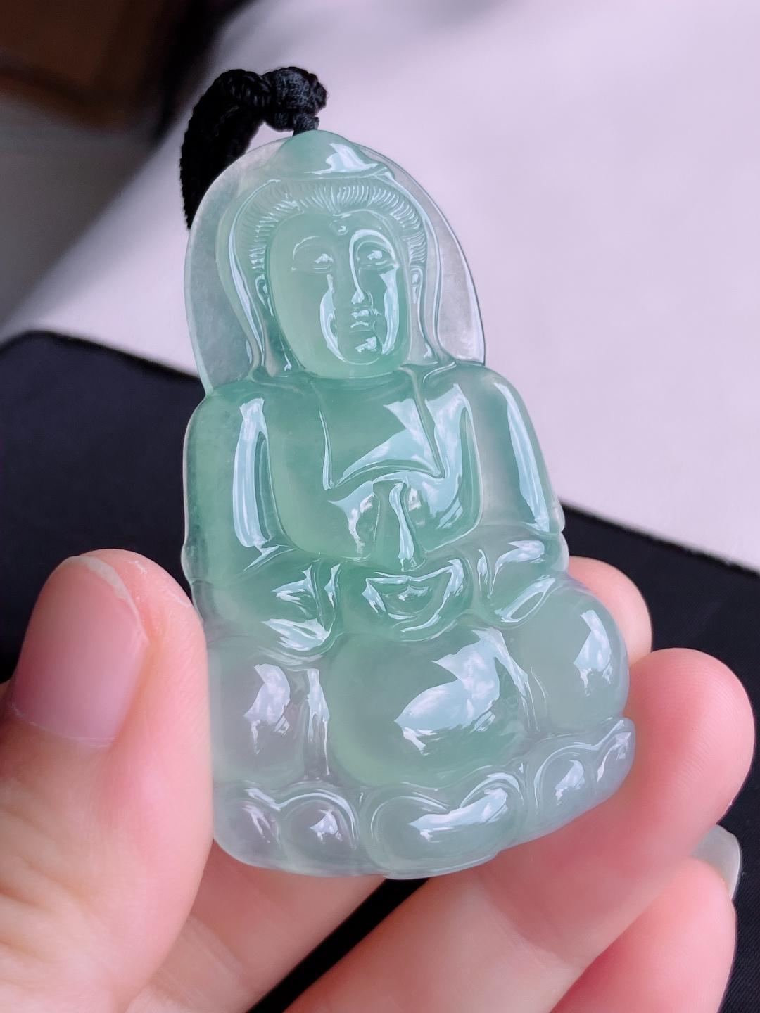 绿底大观音，晶莹剔透，面容慈祥，尺寸60.5/37/6/自然光实拍