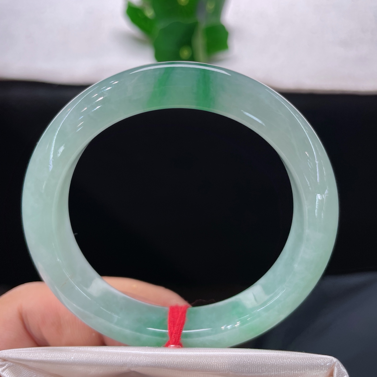 天然翡翠手镯 圈口53.6/11.6/8.4，冰晴底飘绿正圈，53/54可戴，清透玉底，丝丝阳绿悠然