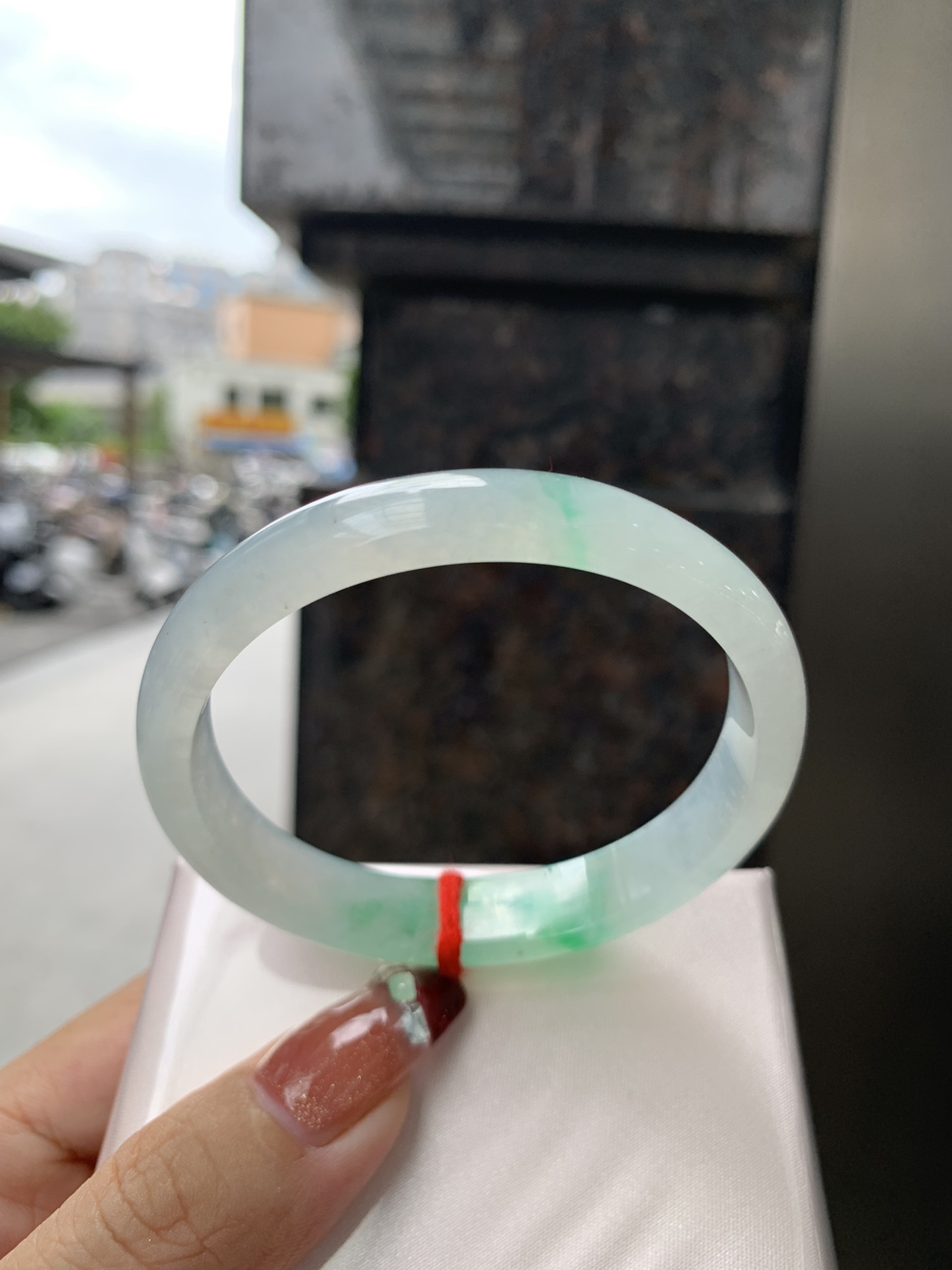 冰阳绿花贵妃, 0923-X755, 打灯小细纹，底妆冰润，几抹阳绿花色像春芽，从水润如晨露的底子蹦跳而出，将春日的灵动生机凝于手镯中，戴上她，清水芙蓉般的清新感自然晕染，每一次抬手，都似把盎然绿意融入生活。