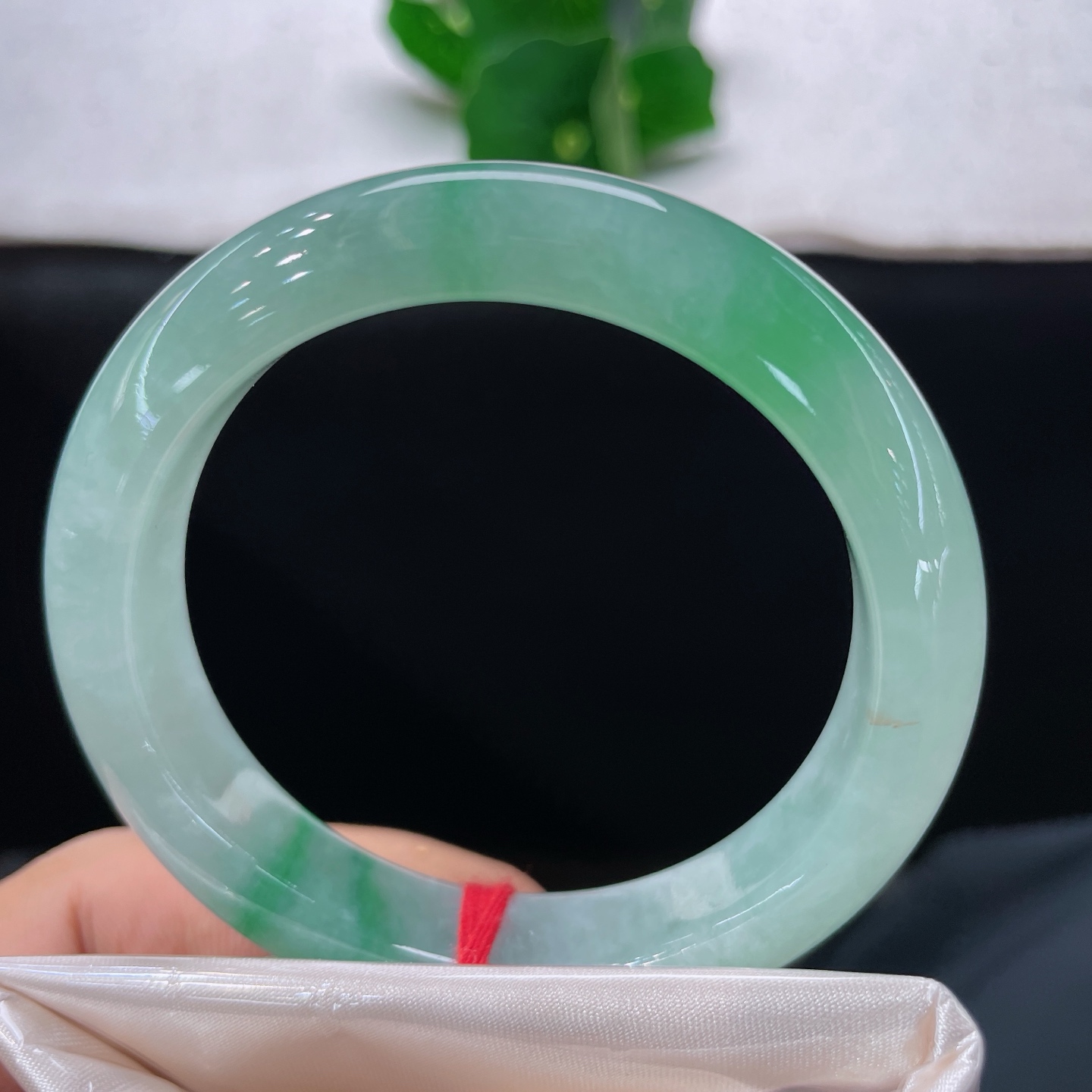 天然翡翠手镯 圈口53.6/11.6/8.4，冰晴底飘绿正圈，53/54可戴，清透玉底，丝丝阳绿悠然晕染，生机盎然。无裂。