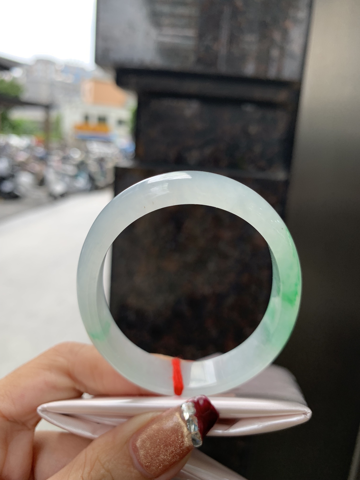 冰阳绿花贵妃, 0923-X755, 打灯小细纹，底妆冰润，几抹阳绿花色像春芽，从水润如晨露的底子蹦跳而出，将春日的灵动生机凝于手镯中，戴上她，清水芙蓉般的清新感自然晕染，每一次抬手，都似把盎然绿意融入生活。