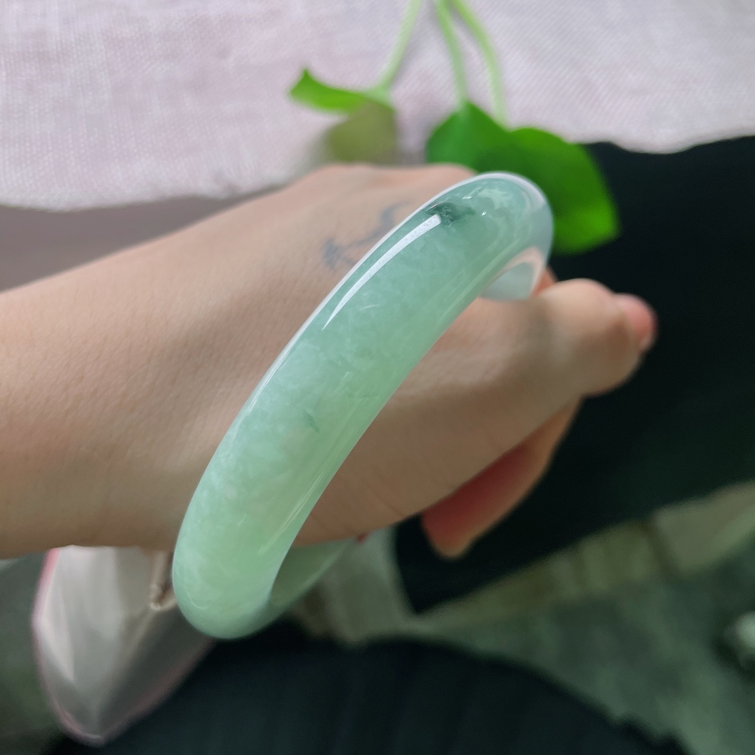 57.8/12.3/9.4，绿底正圈，一点晶体，色调清浅舒服，玉料细腻匀净，简约淡然，流露安静柔和的东方气质。ss56737a