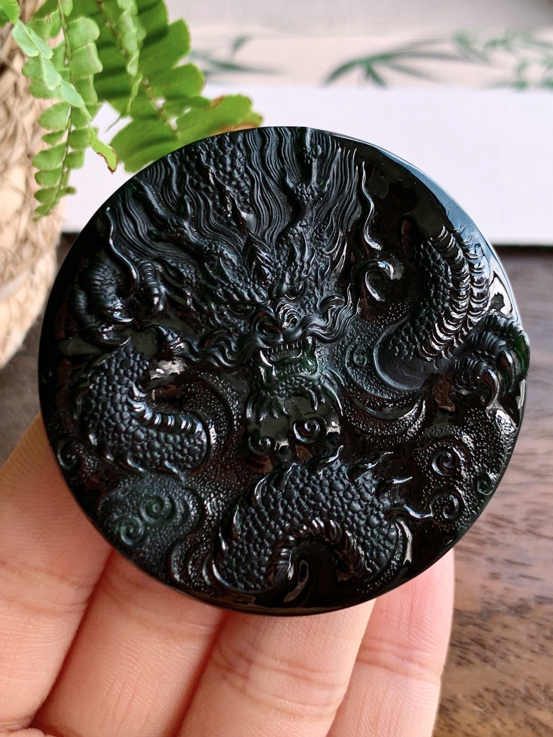 【墨翠】️墨翠龙牌圆牌大龙牌吊坠【说明】缅甸 性比高 厚装【尺寸】55-6.8【重量】43.4克