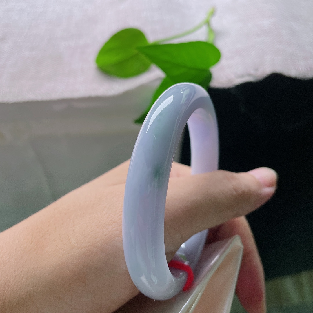 冰蓝正圈，无裂，淡雅春彩底色，紫韵朦胧，浅浅绿意悄悄点缀镯身。ss51486a