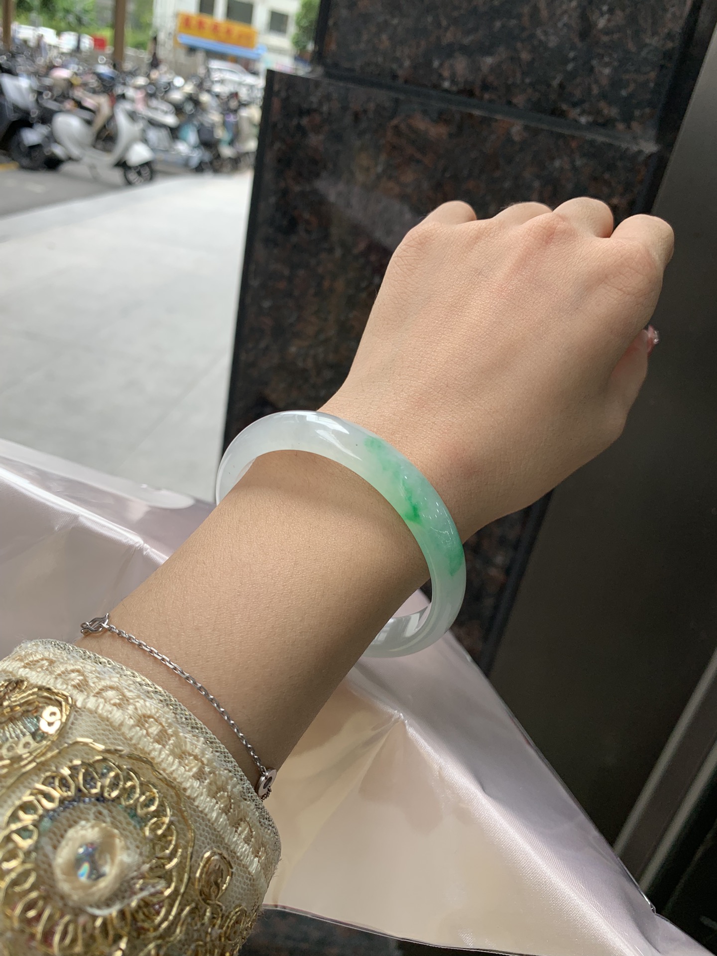 冰阳绿花贵妃, 0923-X755, 打灯小细纹，底妆冰润，几抹阳绿花色像春芽，从水润如晨露的底子蹦跳而出，将春日的灵动生机凝于手镯中，戴上她，清水芙蓉般的清新感自然晕染，每一次抬手，都似把盎然绿意融入生活。