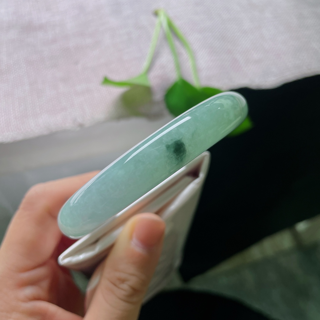57.8/12.3/9.4，绿底正圈，一点晶体，色调清浅舒服，玉料细腻匀净，简约淡然，流露安静柔和的东方气质。ss56737a