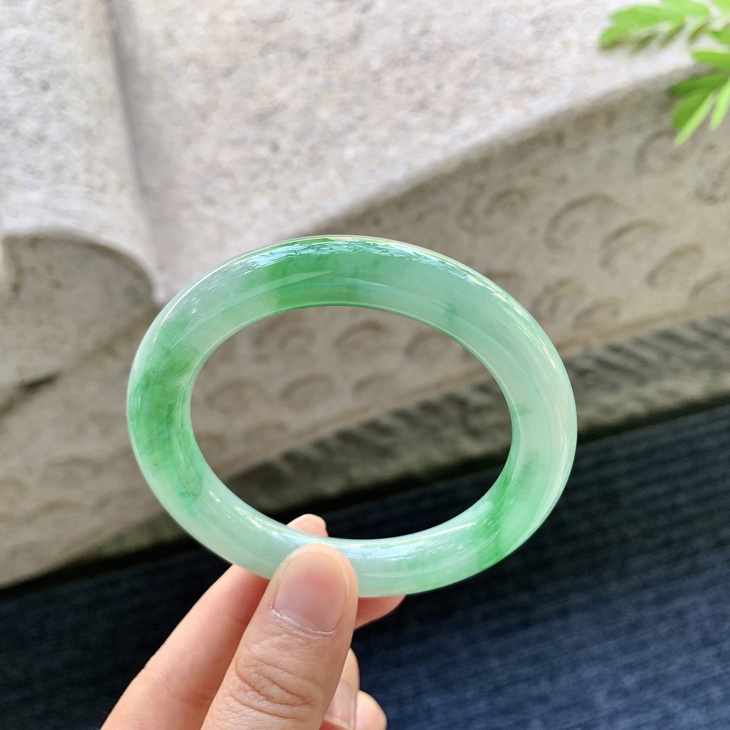 圆条54 55，细糯飘绿，水润，种老，细腻，打灯有棉线