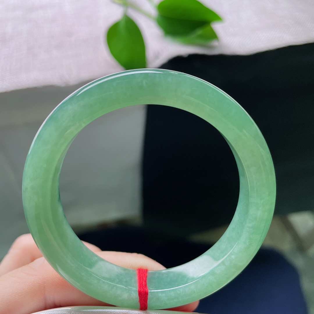 50.6/10.9/8.2，绿底正圈，无裂，沉静翠色氤氲整支玉镯，种水温润耐看，上手舒适，自带淡然闲适的东方氛围感。ss58278a