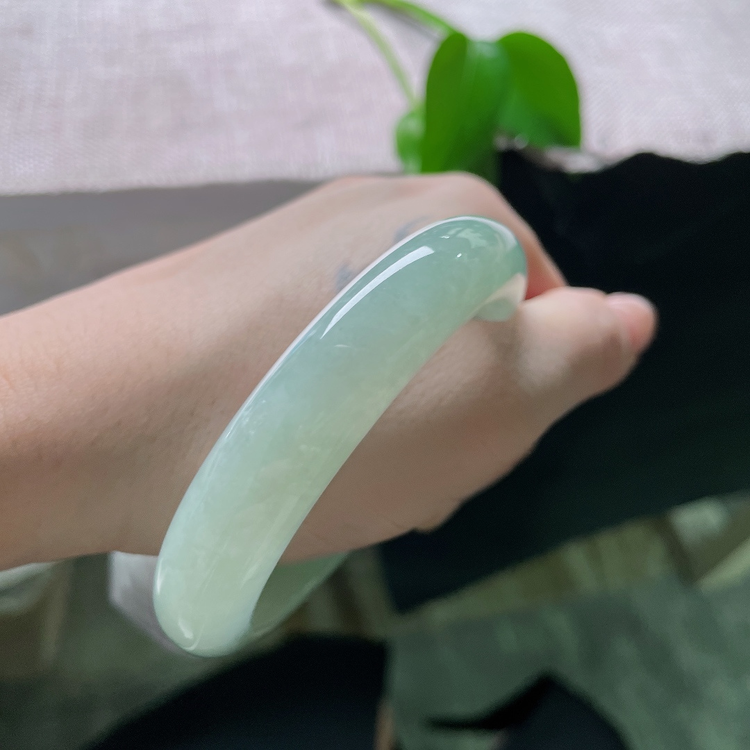 57.7/12.9/9，绿底正圈，一点皮纹，色调均匀舒缓，没有浓烈突兀的色彩，属于越看越有味道的款式，ss58515a
