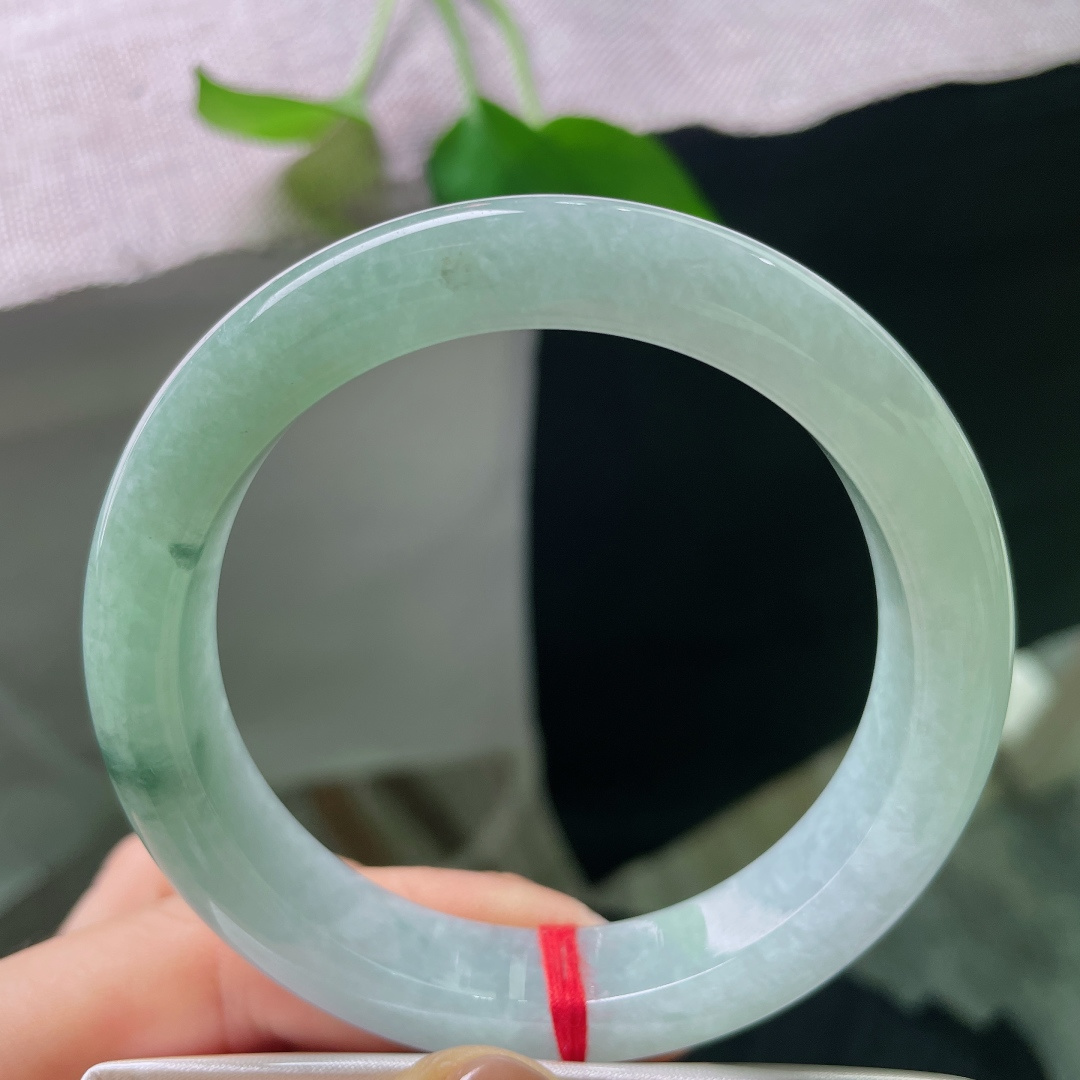 57.8/12.3/9.4，绿底正圈，一点晶体，色调清浅舒服，玉料细腻匀净，简约淡然，流露安静柔和的东方气质。ss56737a