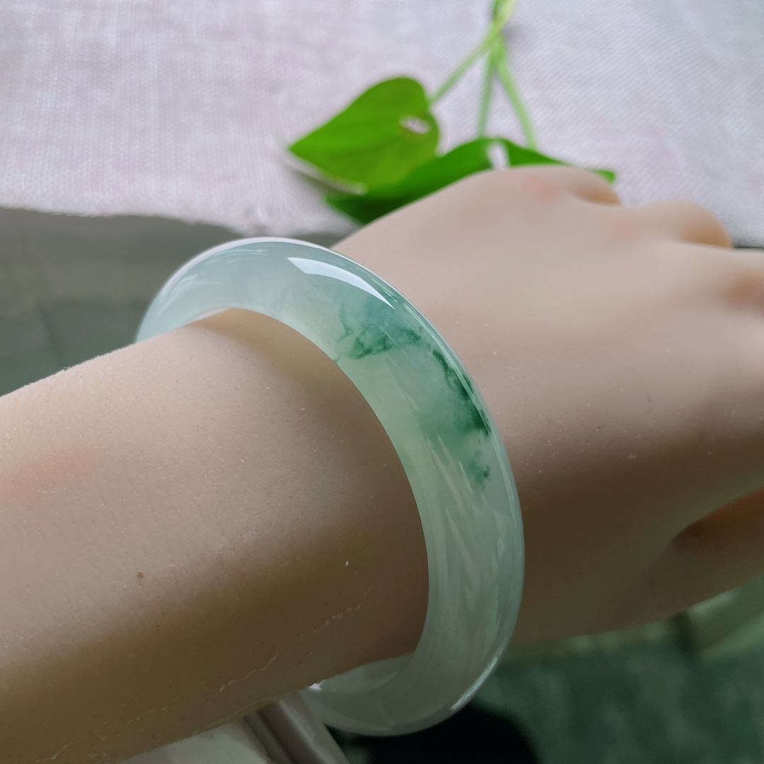 冰飘花正圈，无裂，飘花随性自然，浓淡过渡柔和，每一道花纹都是的天然景致。ss58675a