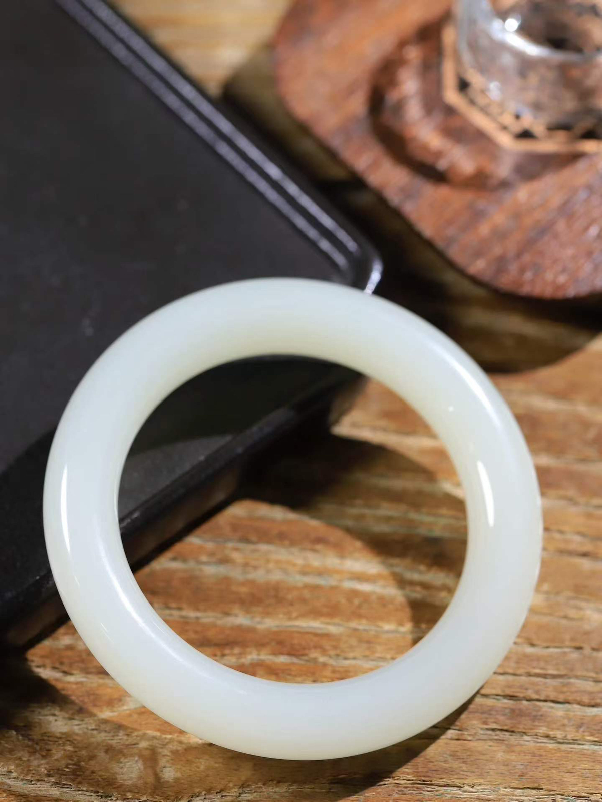 【花样年华·手镯】

精品️和田玉圆条手镯，质地油润细腻，色泽高贵典雅，镯型古朴典雅。在诗情画意的雨巷相遇，你是我腕间的一抹风情，有你眸有深情，清风荡漾湖间静水，我愿俯身低眉，在烟波涟漪处，寻你深情倩影。内径56mm尺寸12.2-11.7mm 重73.88克fDy-78901000