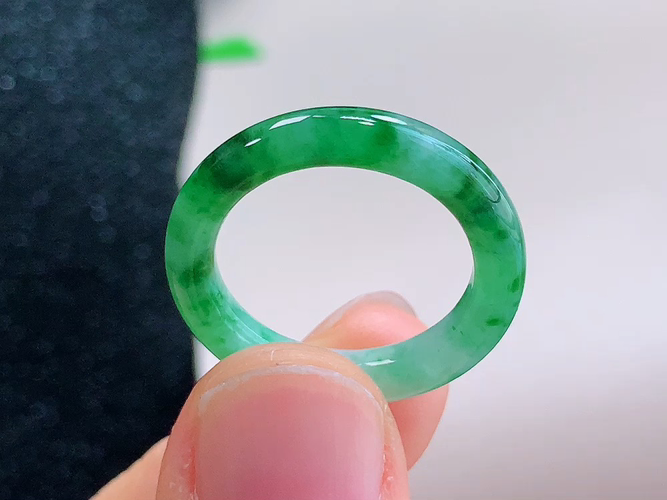 ️ 戒圈， 无裂，尺寸17.6-4.0-3.5mm，圈口16，包A附证书