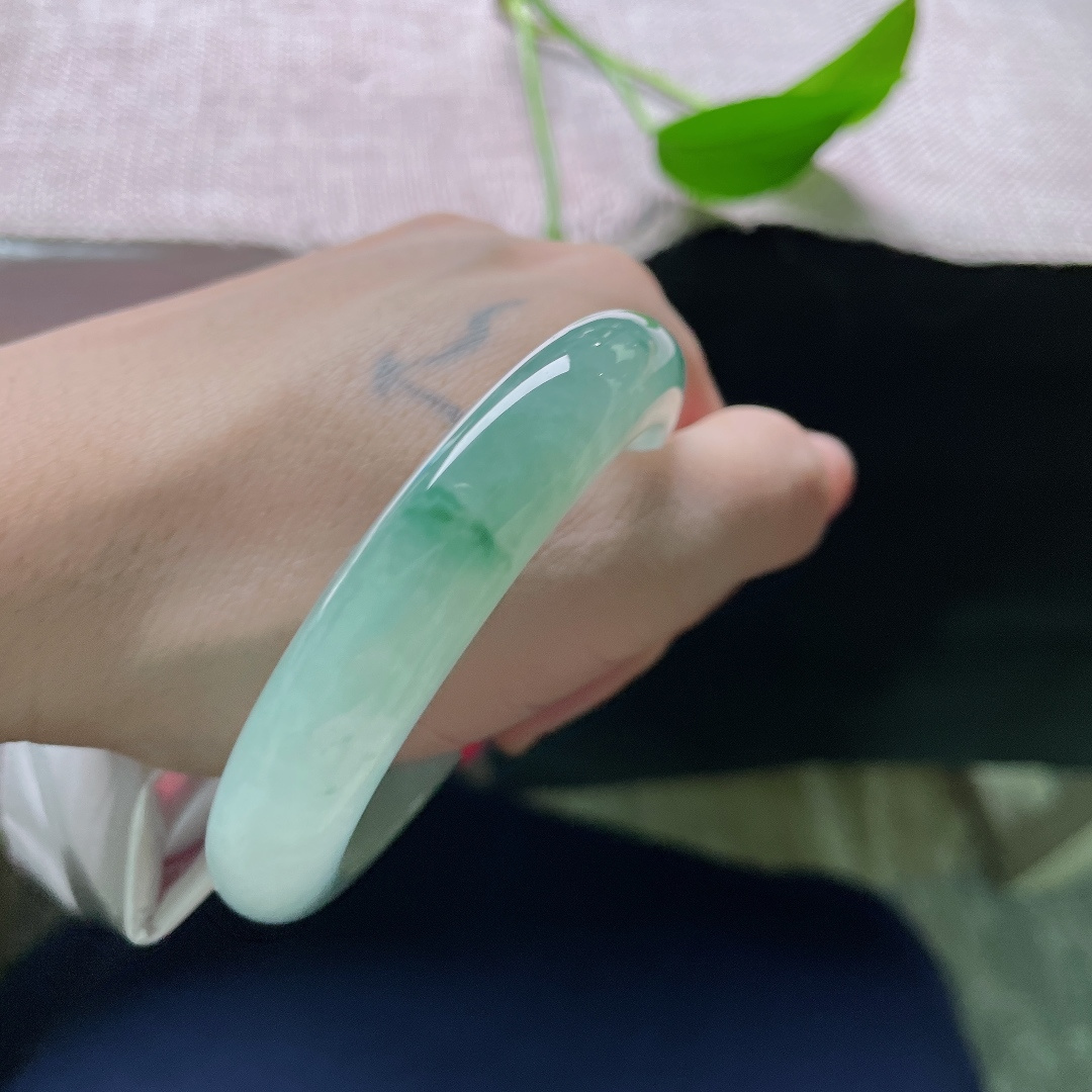 53.1/11.3/8.4，飘花正圈，无裂，冰润晴水为底，几缕飘花悠然漫过镯身，玉质通透莹亮，腕间铺展一幅恬淡写意的山水画卷。ss58239a