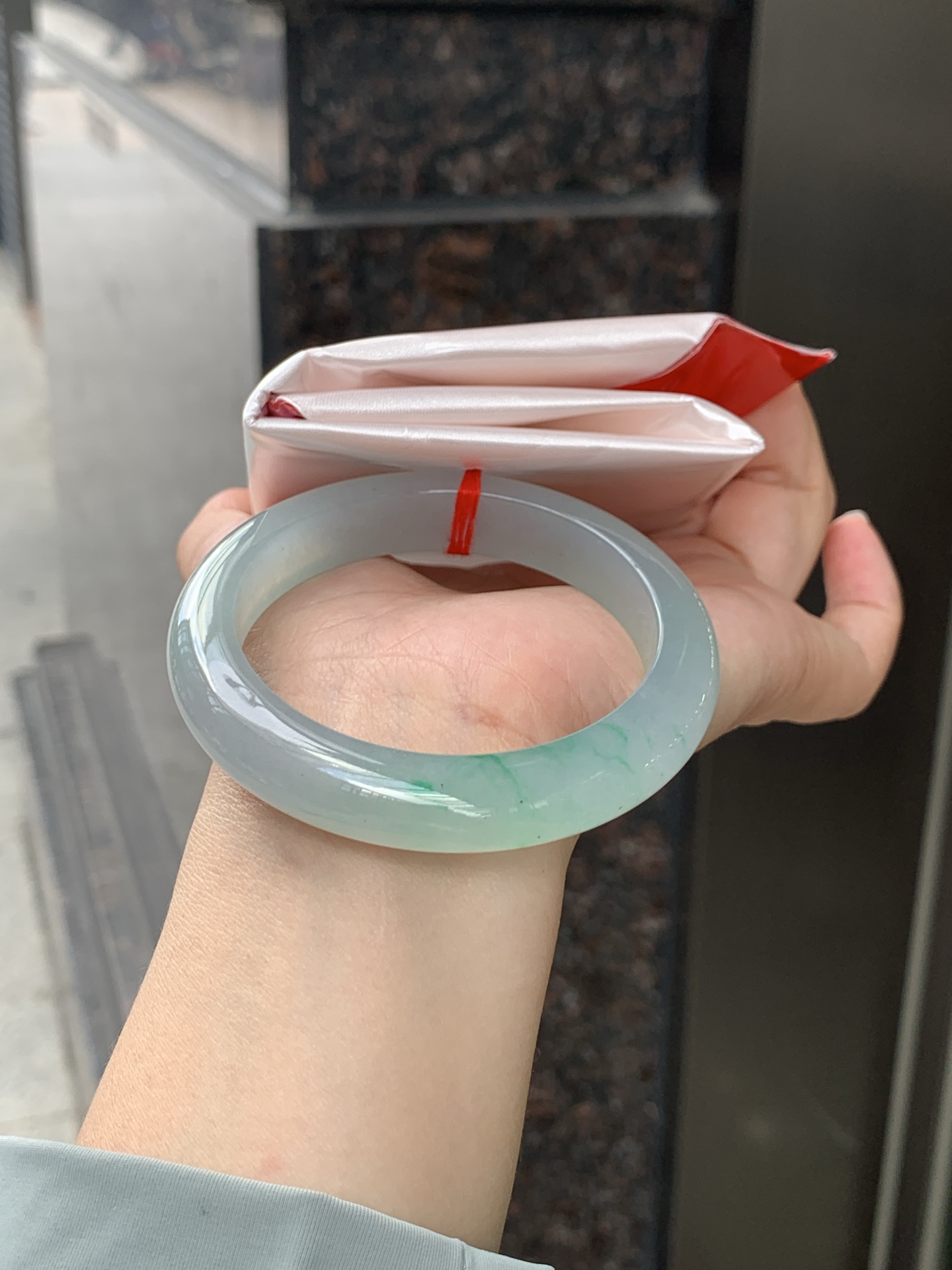 冰绿正圈, 晴水底色清透如月光，几抹甜绿飘色灵动飘逸，像春日林间的溪水，清润又治愈。