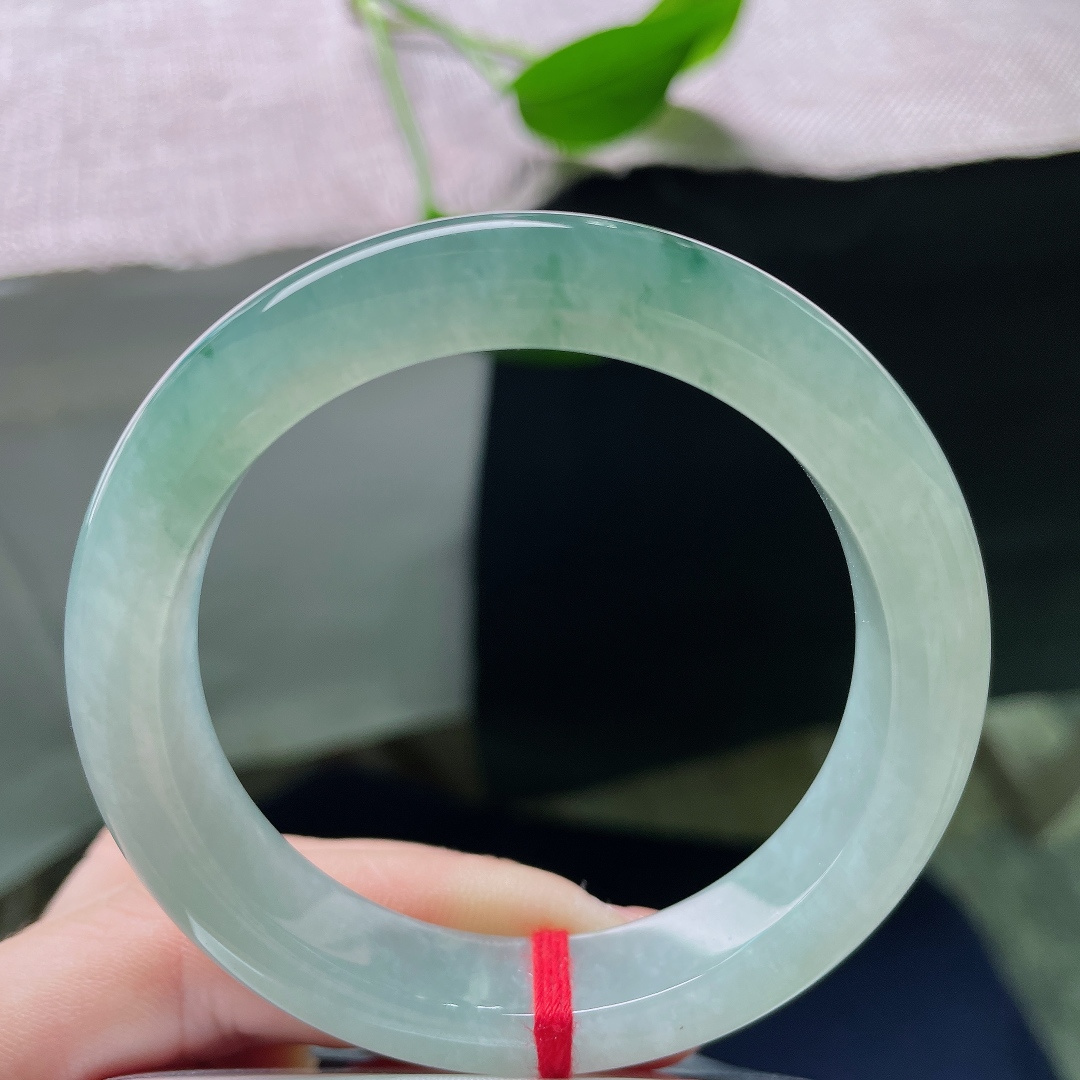 53.1/11.3/8.4，飘花正圈，无裂，冰润晴水为底，几缕飘花悠然漫过镯身，玉质通透莹亮，腕间铺