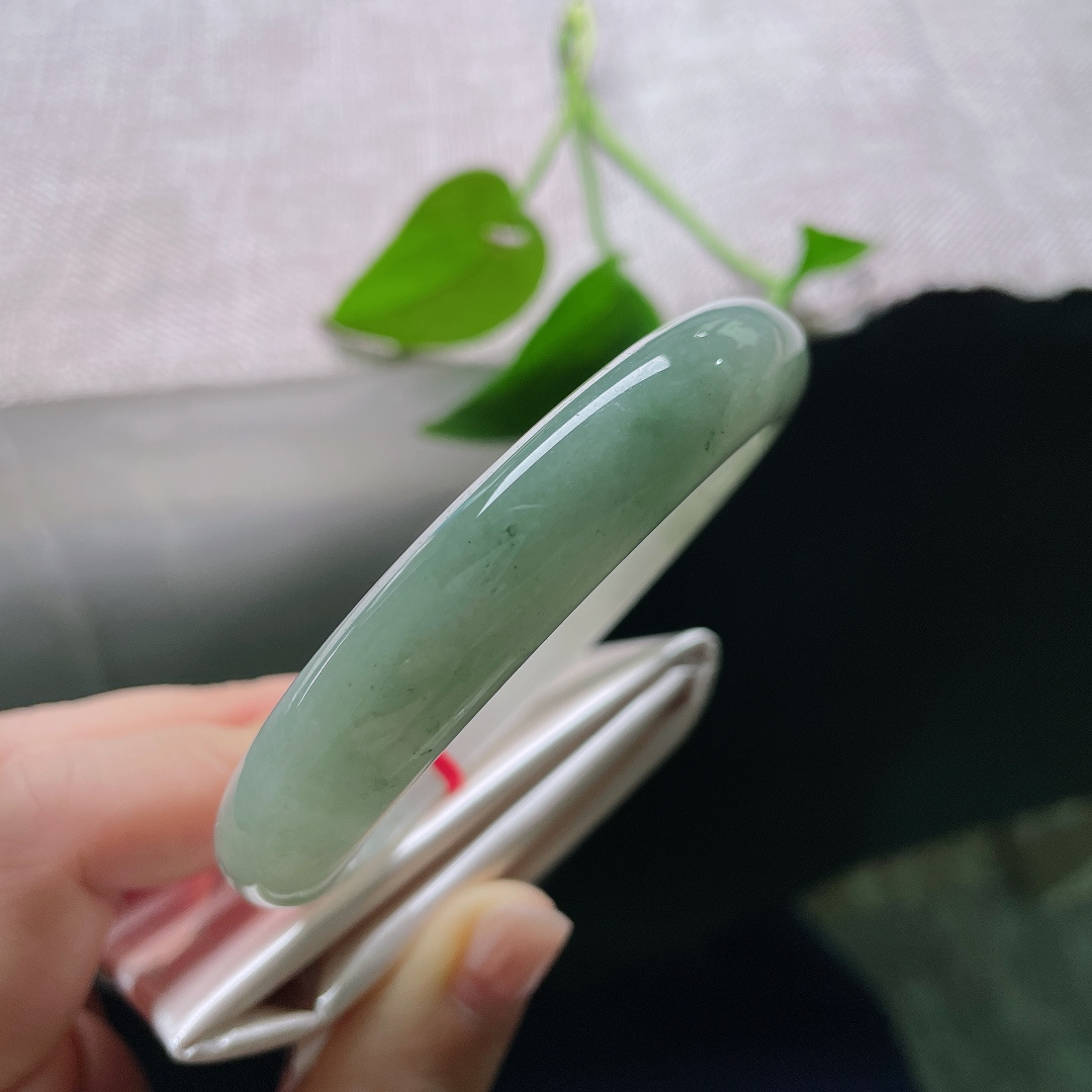 58.8/12/8.6，油青正圈，无裂，温润清透，淡淡青调铺满镯身，玉质细腻，零星飘花平添几分自然灵韵。ss58650a