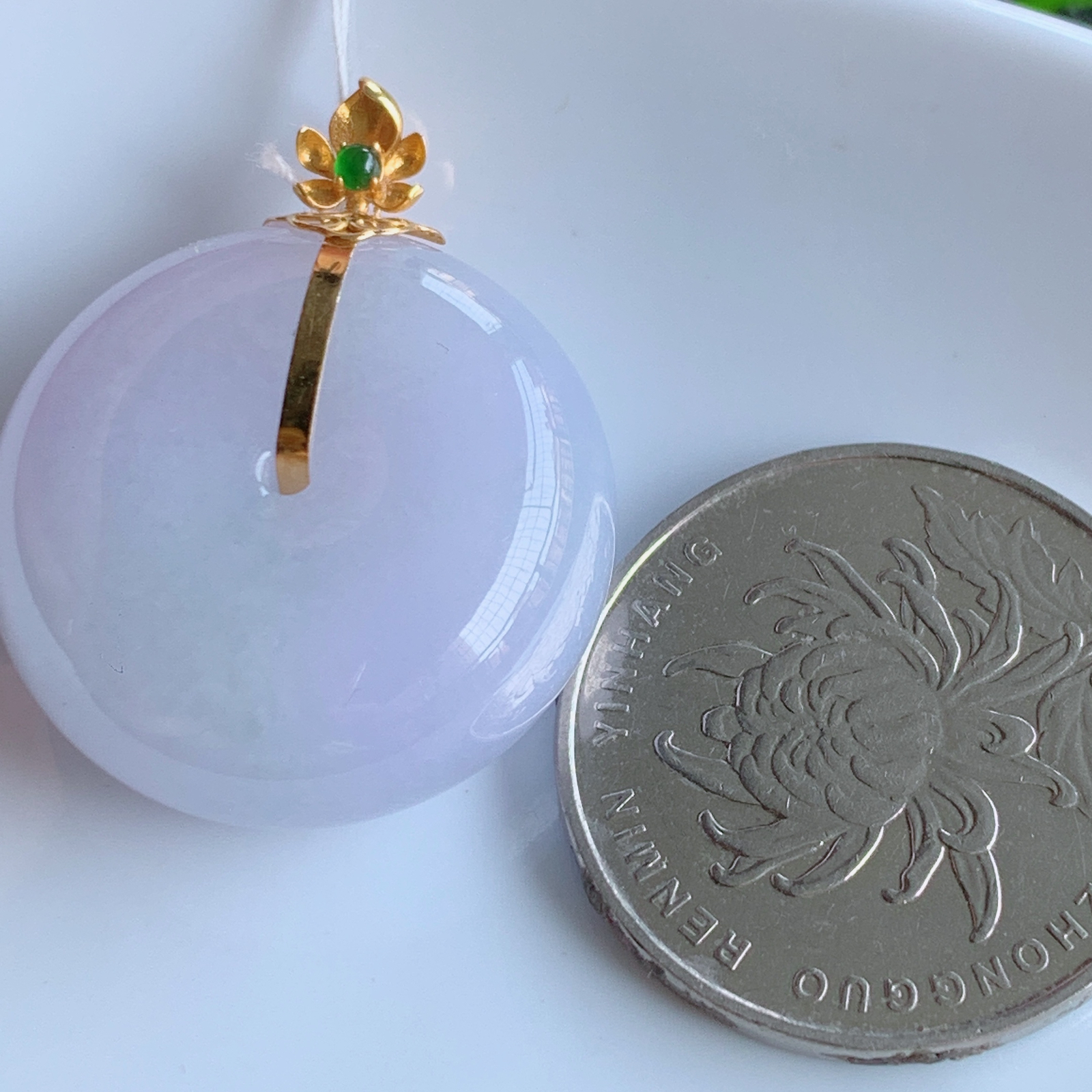 18k金扣冰润紫罗兰路路通翡翠吊坠  款式新颖时尚，日常百搭的款。满满的份量感，紫气东来，清秀高雅，上身效果优雅迷人！性价比超值  W415.10  整体尺寸：30.5-24.3-11.8mm  裸石尺寸：24.3-11.8mm