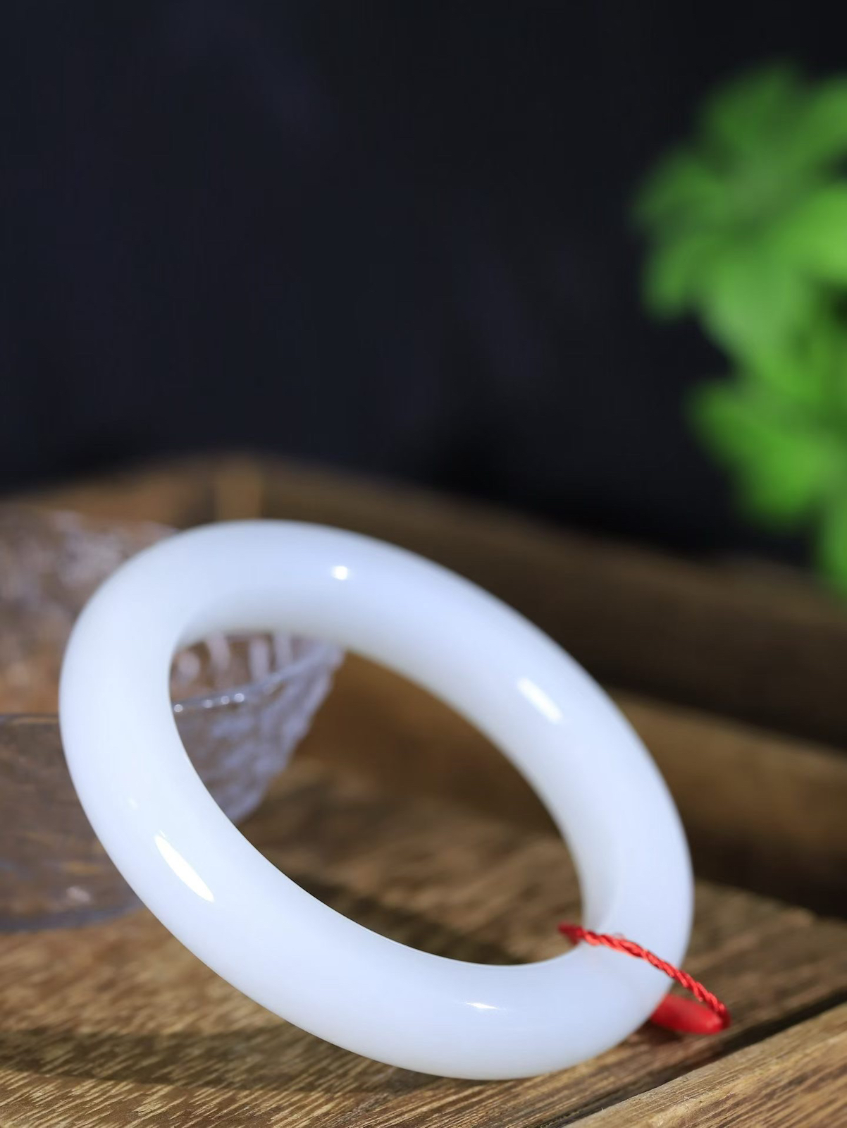 【花样年华·手镯】

精品️和田玉白玉手镯，质地油润细腻，色泽高贵典雅，镯型古朴典雅。在诗情画意的雨巷相遇，你是我腕间的一抹风情，有你眸有深情，清风荡漾湖间静水，我愿俯身低眉，在烟波涟漪处，寻你深情倩影。内径59mm尺寸12.6-11.8mm 重83.61克fDA-78901000