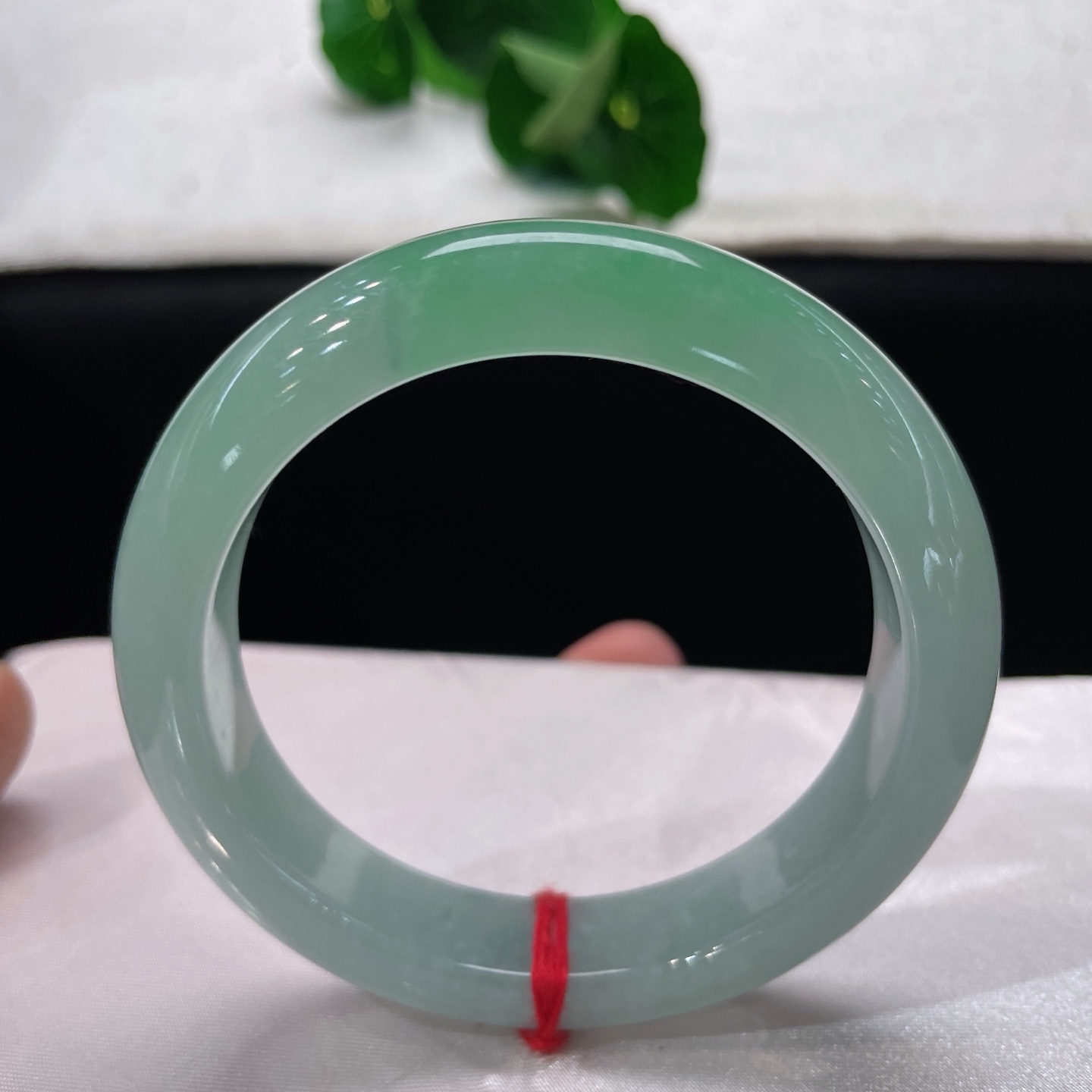 天然翡翠手镯 圈口60.5/13.4/9.6，晴底飘绿正圈，60/61/可戴，一镯凝翠色，腕间揽夏光。无裂
