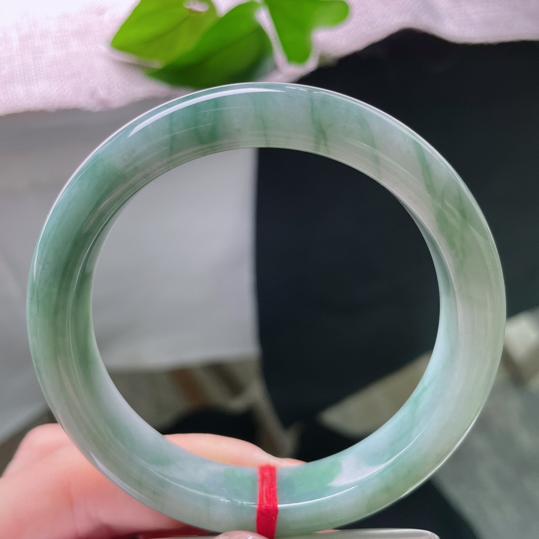 59.1/12.5/8.5，飘花正圈，晶体纹，冰油飘花平安镯，浓绿飘花顺着玉质蔓延，如同山间流水晕染
