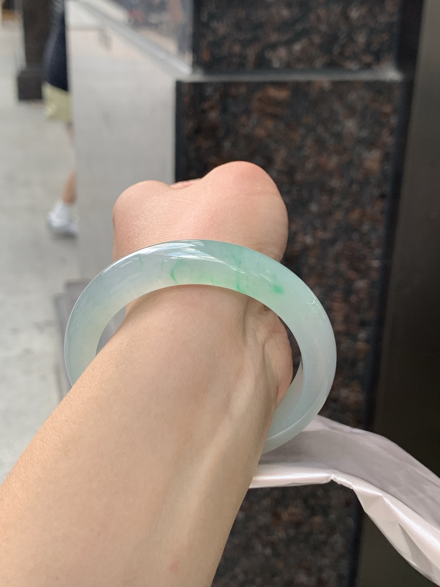 冰绿正圈, 晴水底色清透如月光，几抹甜绿飘色灵动飘逸，像春日林间的溪水，清润又治愈。