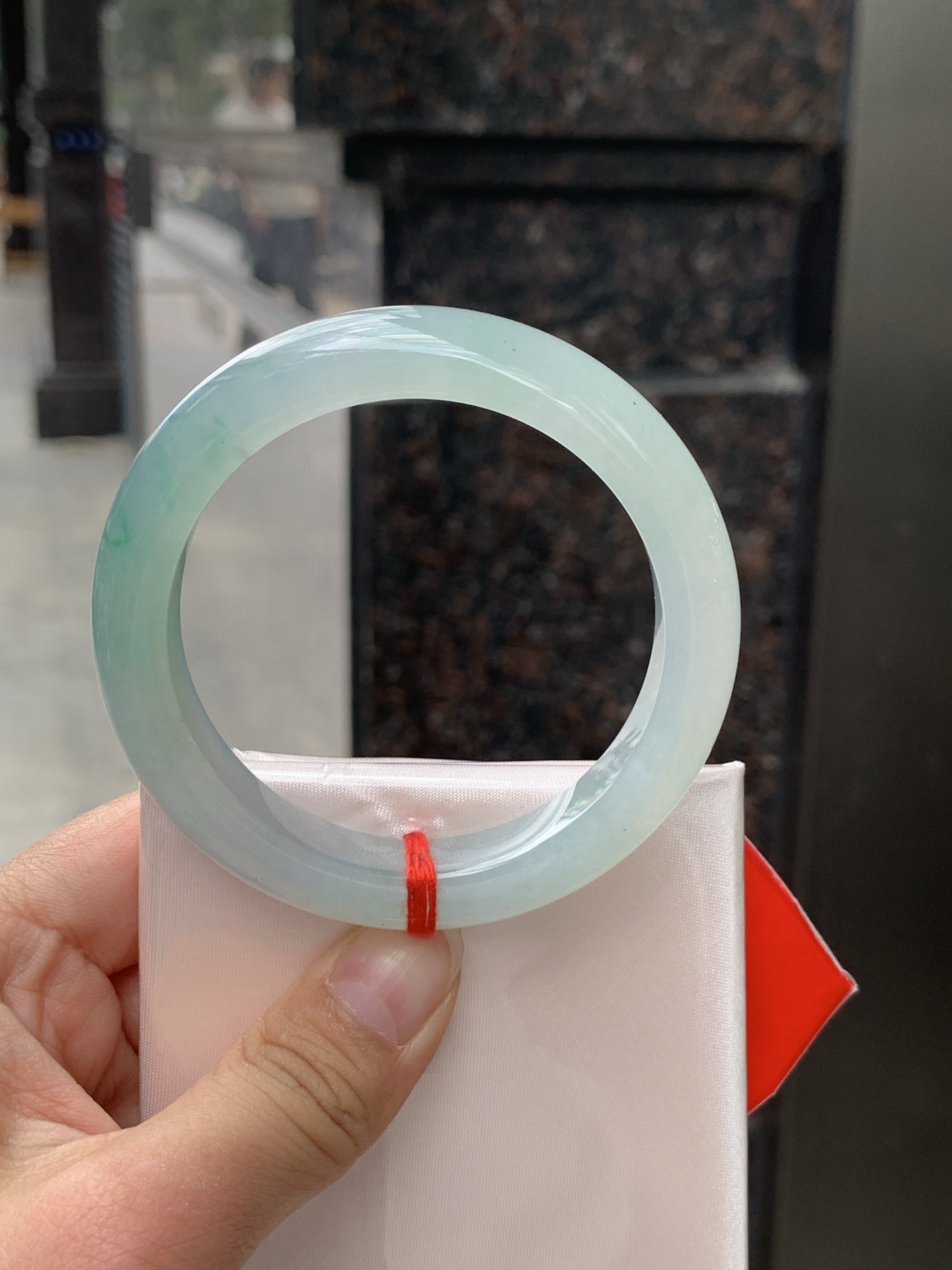 冰绿正圈, 晴水底色清透如月光，几抹甜绿飘色灵动飘逸，像春日林间的溪水，清润又治愈。