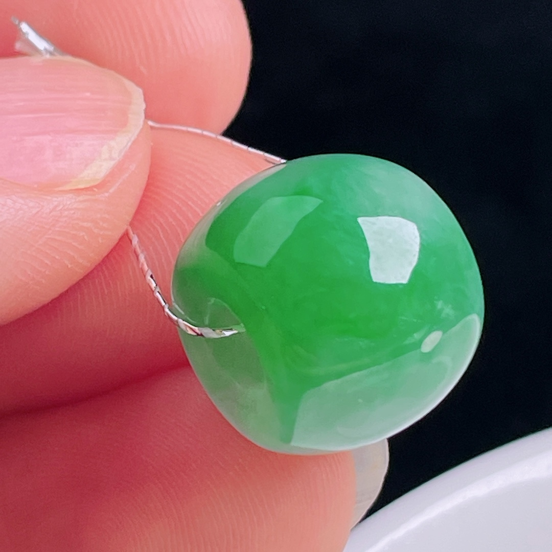 阳绿路路通，老种起光，细底通透，尺寸：12.8/15mm0910