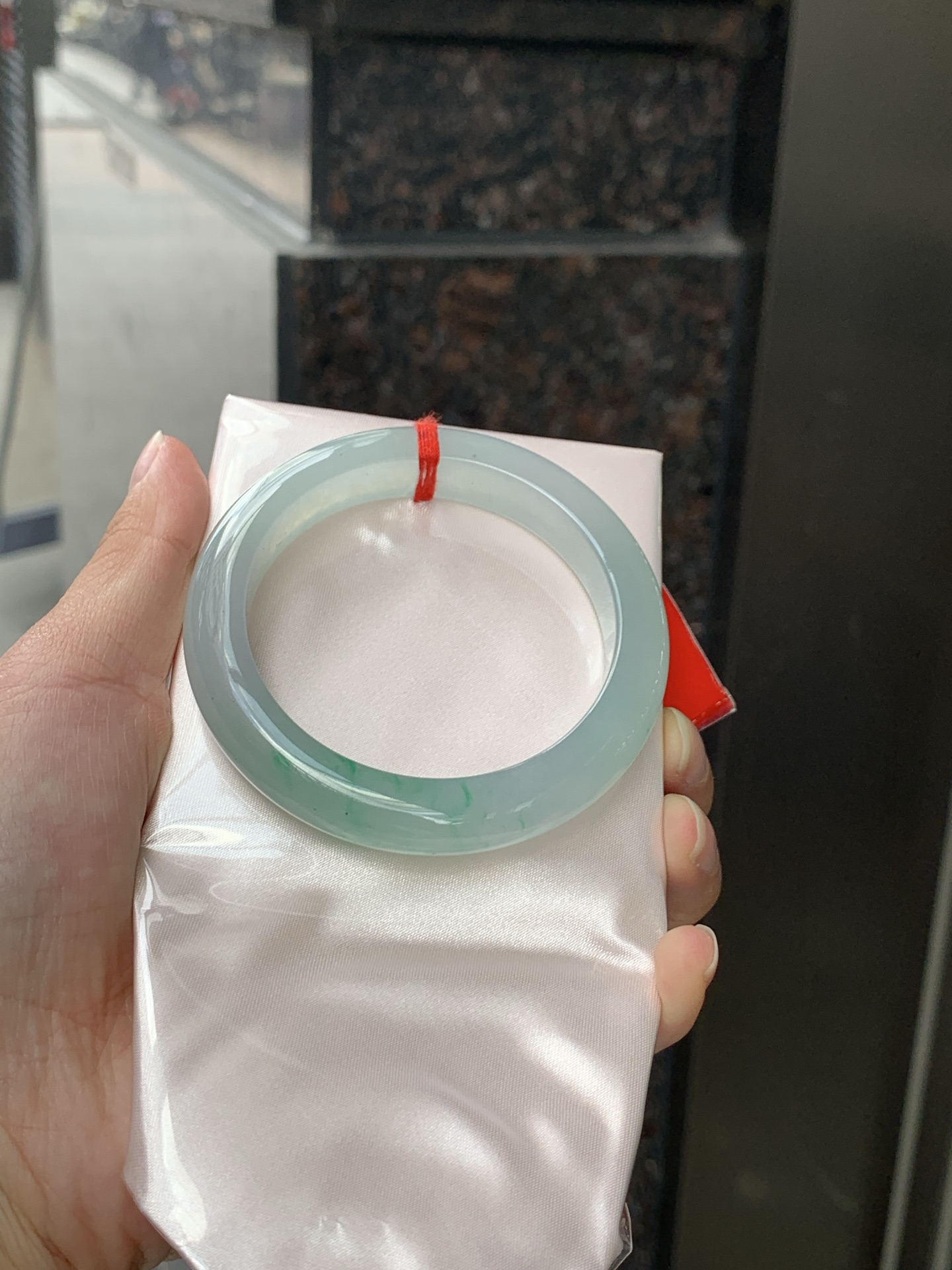 冰绿正圈, 晴水底色清透如月光，几抹甜绿飘色灵动飘逸，像春日林间的溪水，清润又治愈。