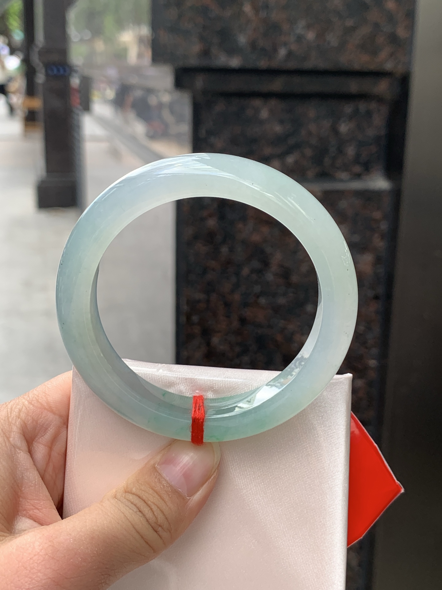 冰绿正圈, 晴水底色清透如月光，几抹甜绿飘色灵动飘逸，像春日林间的溪水，清润又治愈。