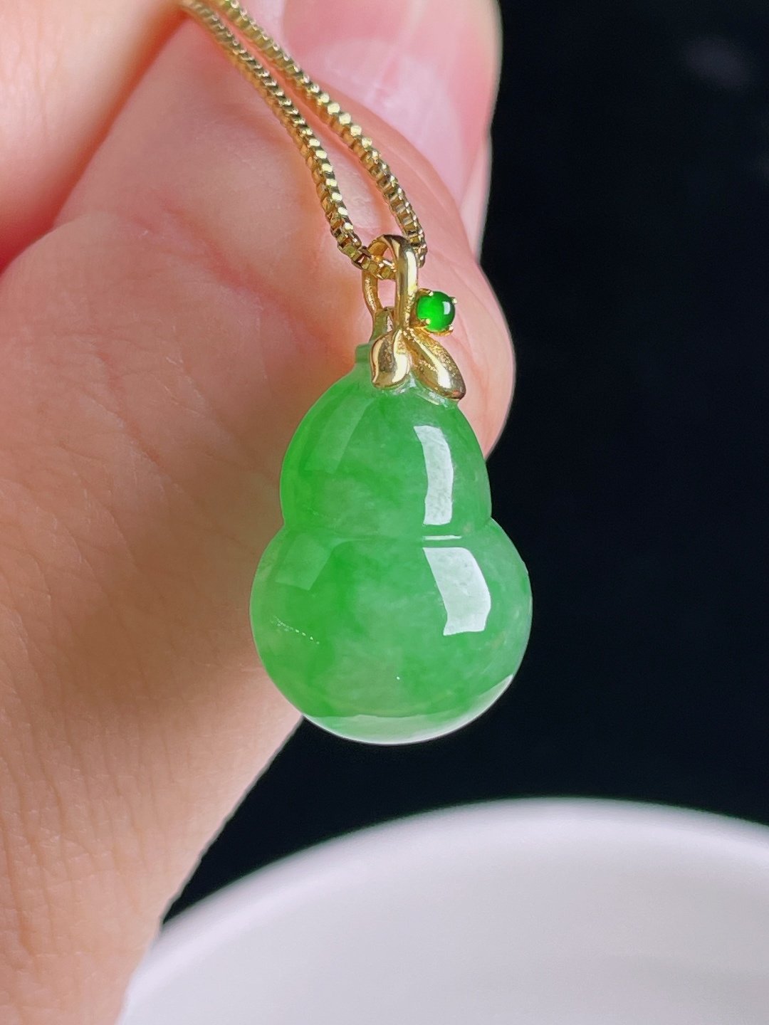 阳绿葫芦，18k镶嵌，老种起光，细底通透，尺寸：21.3裸石17/13/7mm0910