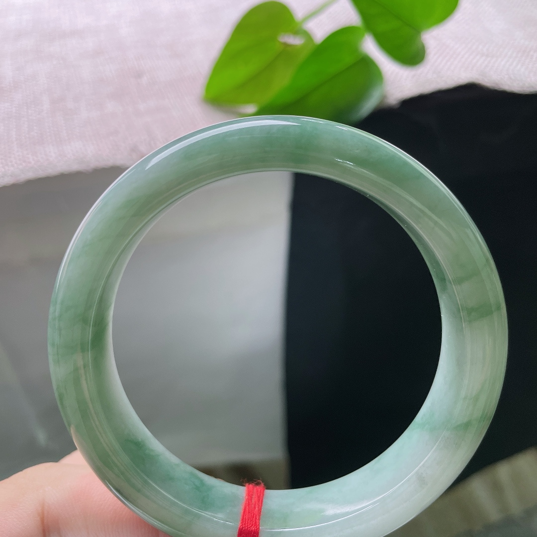 飘花正圈，晶体，灵动绿丝随性游走玉身，种质细腻水润，正圈版型端庄，自带清雅意境。ss58738a