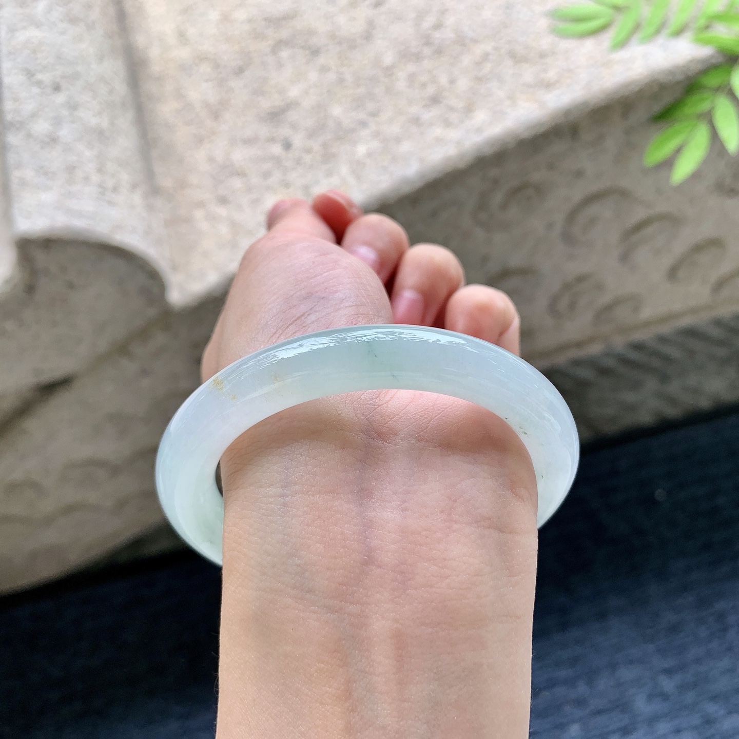 圆条54 55，糯冰飘绿，水润，种老，细腻，有纹线