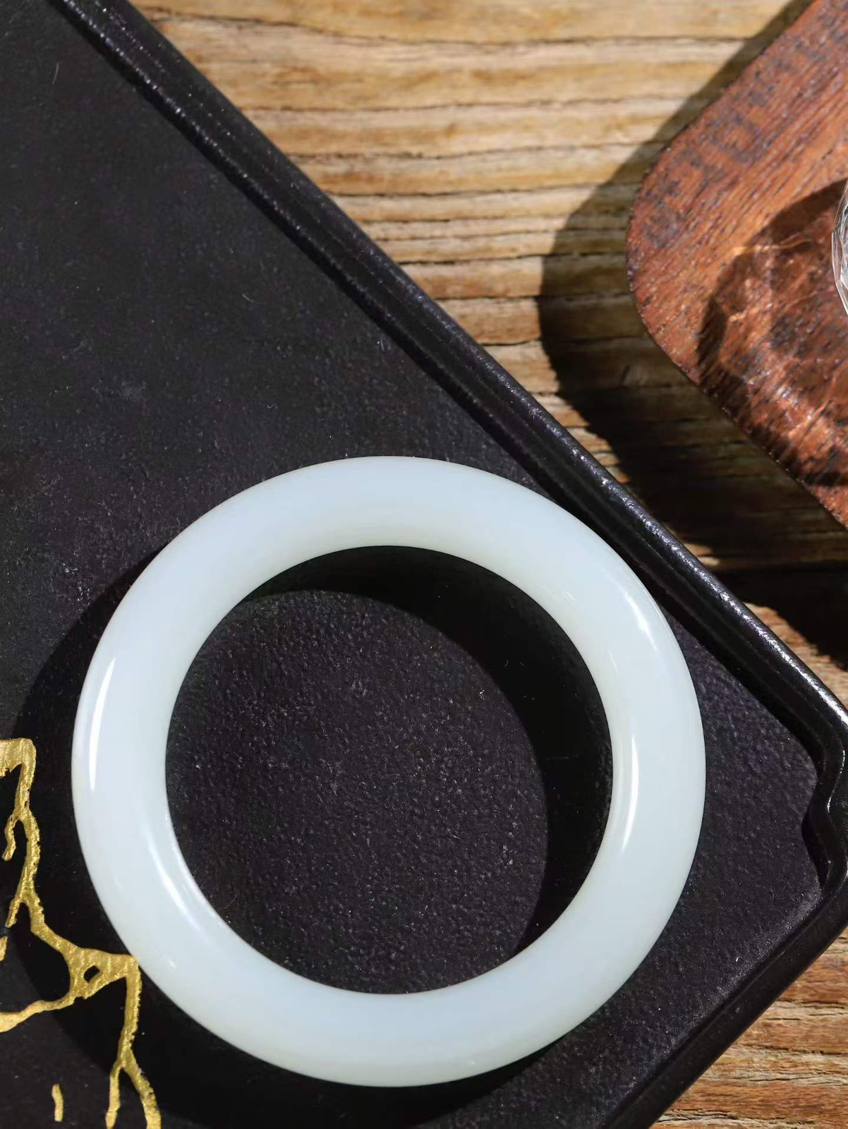 （一见钟情.手镯）

精品和田玉圆条手镯，玉质温和莹润，精光内蕴，手感舒适。整器设计简约，打磨光洁，让人爱不释手，料美艺精，萦绕于手，尽显高贵之姿。重77.24克 内径59mm尺寸11.9-12mm  36901099Y
