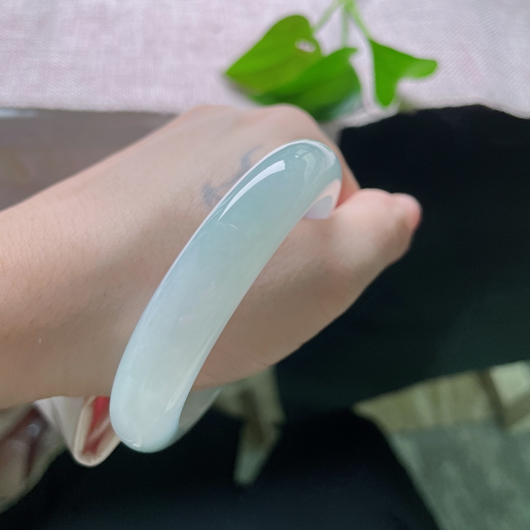 55/12/8.2，蓝底正圈，无裂，薄雾晴光凝于腕间玉镯，冰清玉洁，水光柔和，举手投足皆是诗意。ss58715a