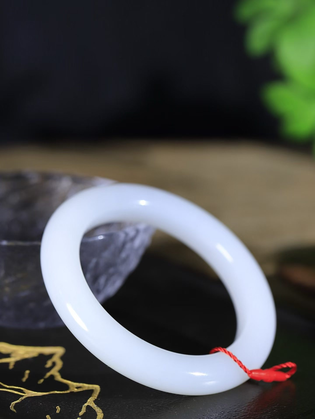 （柔情似水.手镯）

精品和田玉白玉手镯，玉质温润细腻，镯型饱满圆润，优雅知性，姽婳于幽静兮，又婆娑乎人间，经典款型，古朴典雅。极具灵性，腕间风情，风姿卓越。 重65.47克   内径57mm尺寸11.3-11.2mm    FDA-36901000