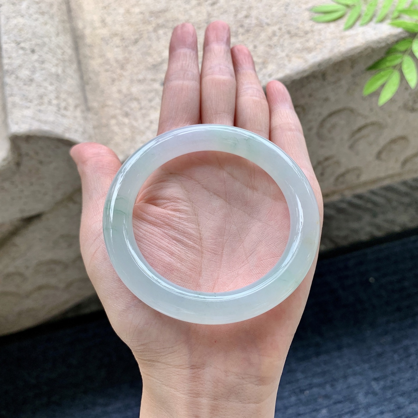 圆条54 55，糯冰飘绿，水润，种老，细腻，有纹线