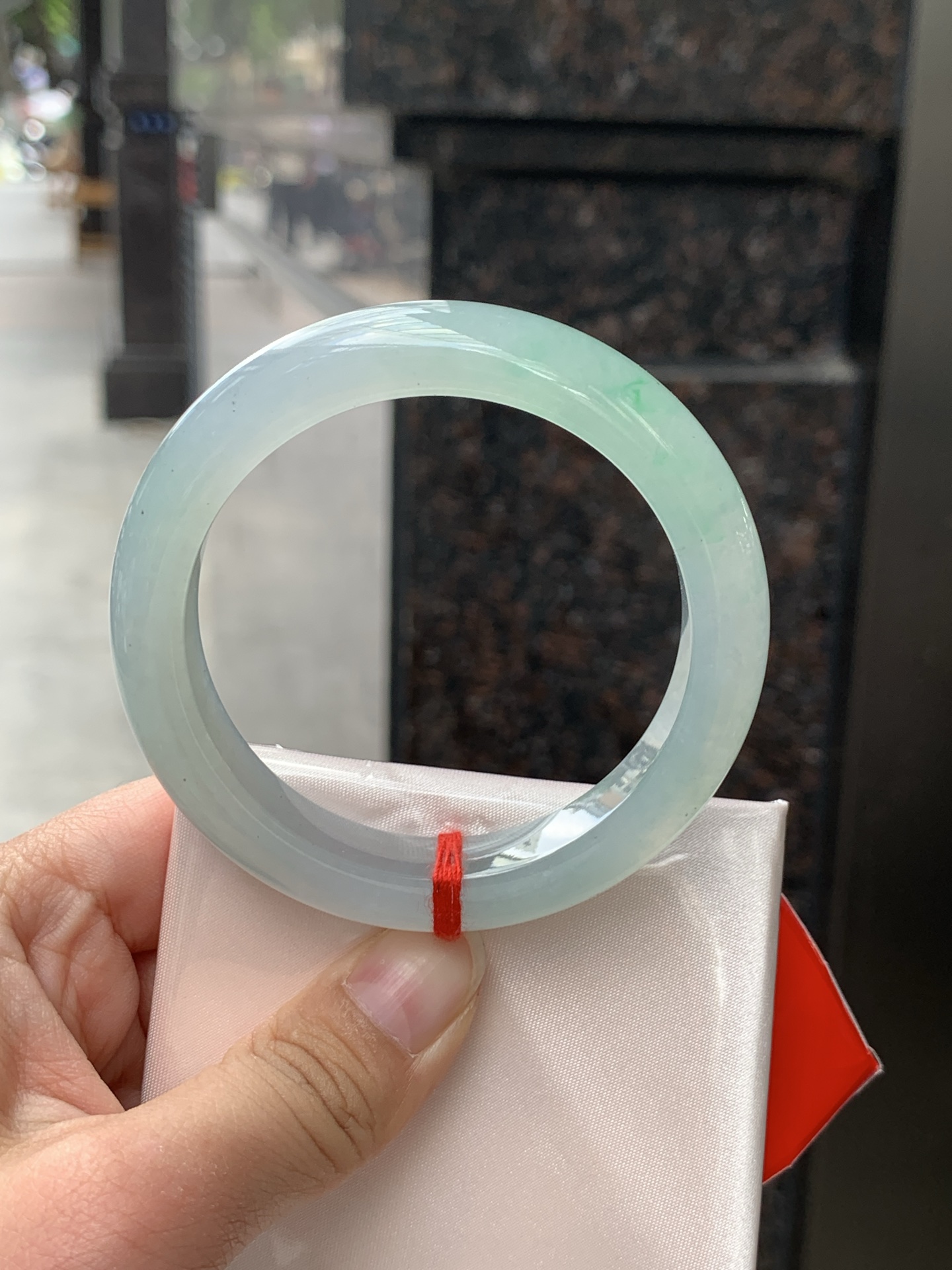 冰绿正圈, 晴水底色清透如月光，几抹甜绿飘色灵动飘逸，像春日林间的溪水，清润又治愈。