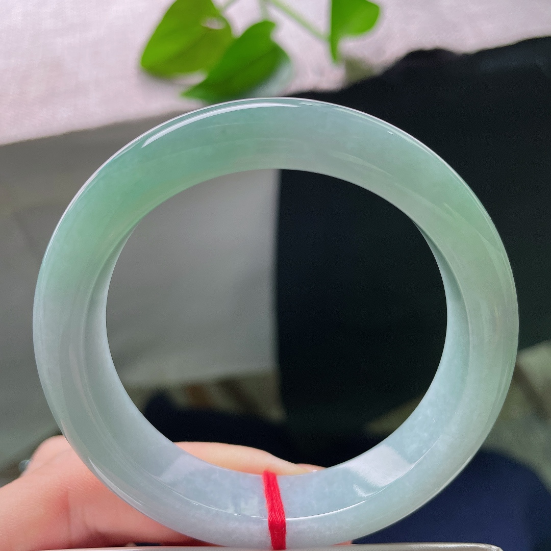 53.9/12.7/8.6，绿底正圈，晶体纹，柔和绿底铺满镯身，玉质冰润细腻通透，莹光缓缓流转，自带
