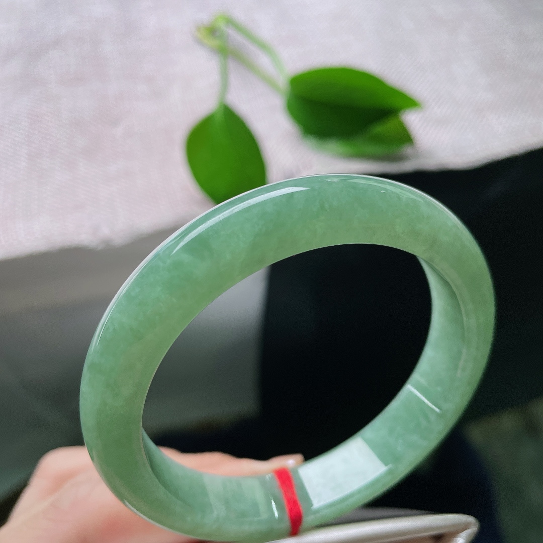 57.3/11.7/8.5，绿底正圈，一点皮纹，绿色均匀铺满镯身，色调统一协调，线条落，视觉上十分舒服。ss58250a