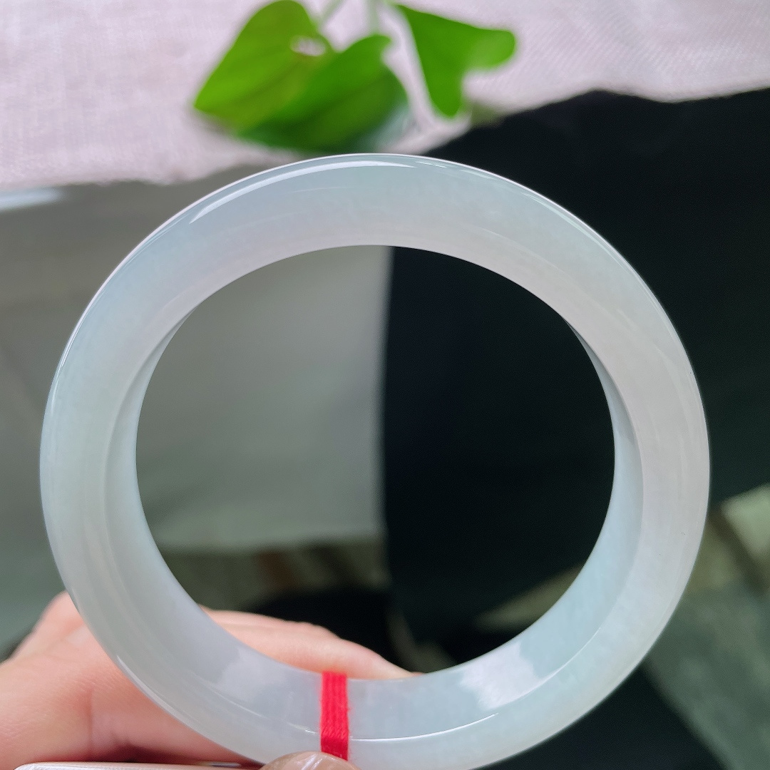 蓝底正圈，无裂，玉料细腻莹亮，自带冰清玉洁质感，正圈圆润，藏着东方素雅韵味。ss58708a