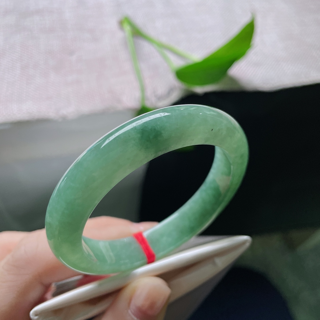 50.6/10.9/7.9，绿底正圈，无裂，镯身流淌柔和湖绿，质地油润细腻，抛光莹亮，简约款式诠释内敛玉石美感。ss58271a