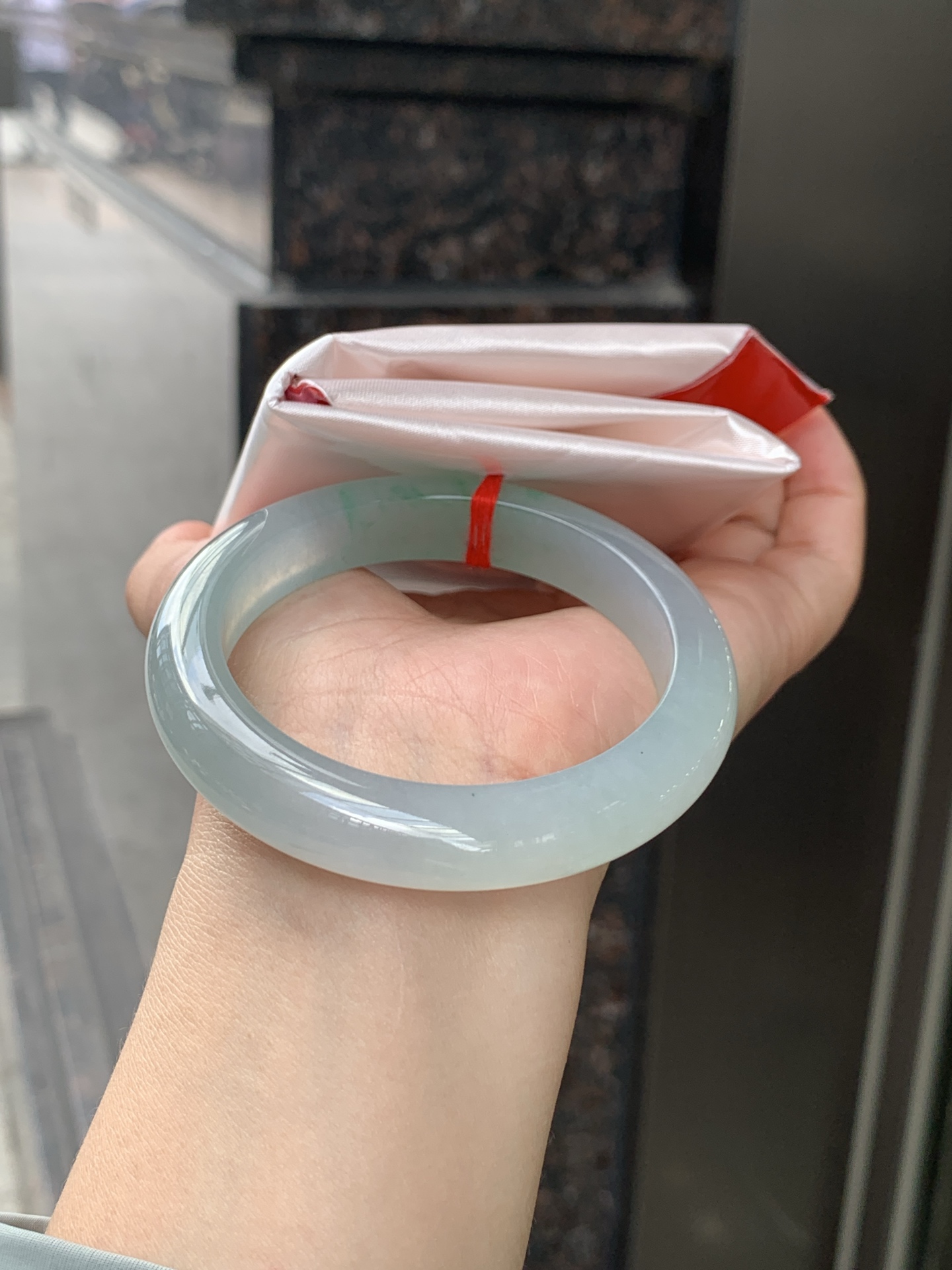 冰绿正圈, 晴水底色清透如月光，几抹甜绿飘色灵动飘逸，像春日林间的溪水，清润又治愈。