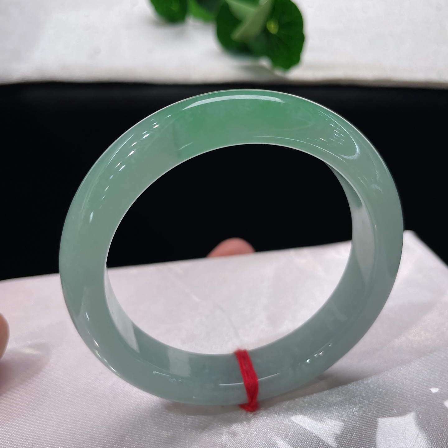 天然翡翠手镯 圈口60.5/13.4/9.6，晴底飘绿正圈，60/61/可戴，一镯凝翠色，腕间揽夏光。无裂