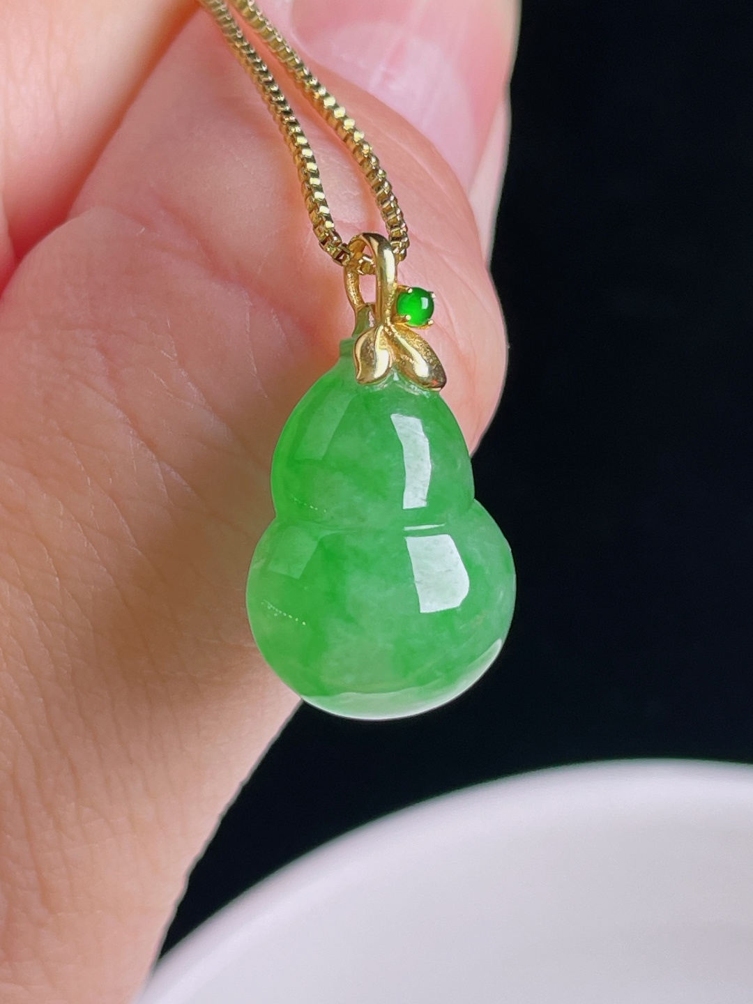 阳绿葫芦，18k镶嵌，老种起光，细底通透，尺寸：21.3裸石17/13/7mm0910