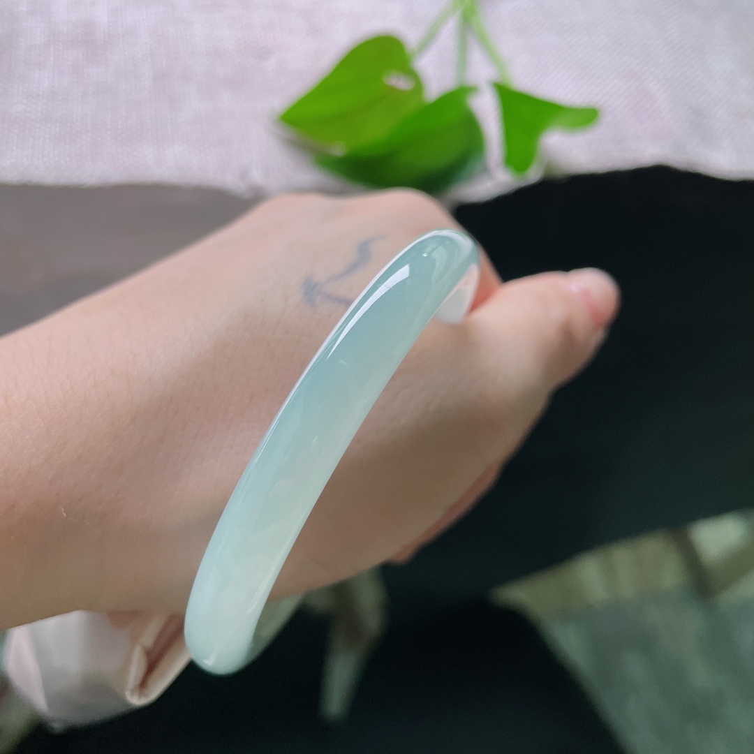 51.8/8.1，蓝底圆条，棉线，冰润晴水圆条镯，通体浅晴如水雾，玉质细腻莹亮，自带清冷柔和的仙气。ss58723a