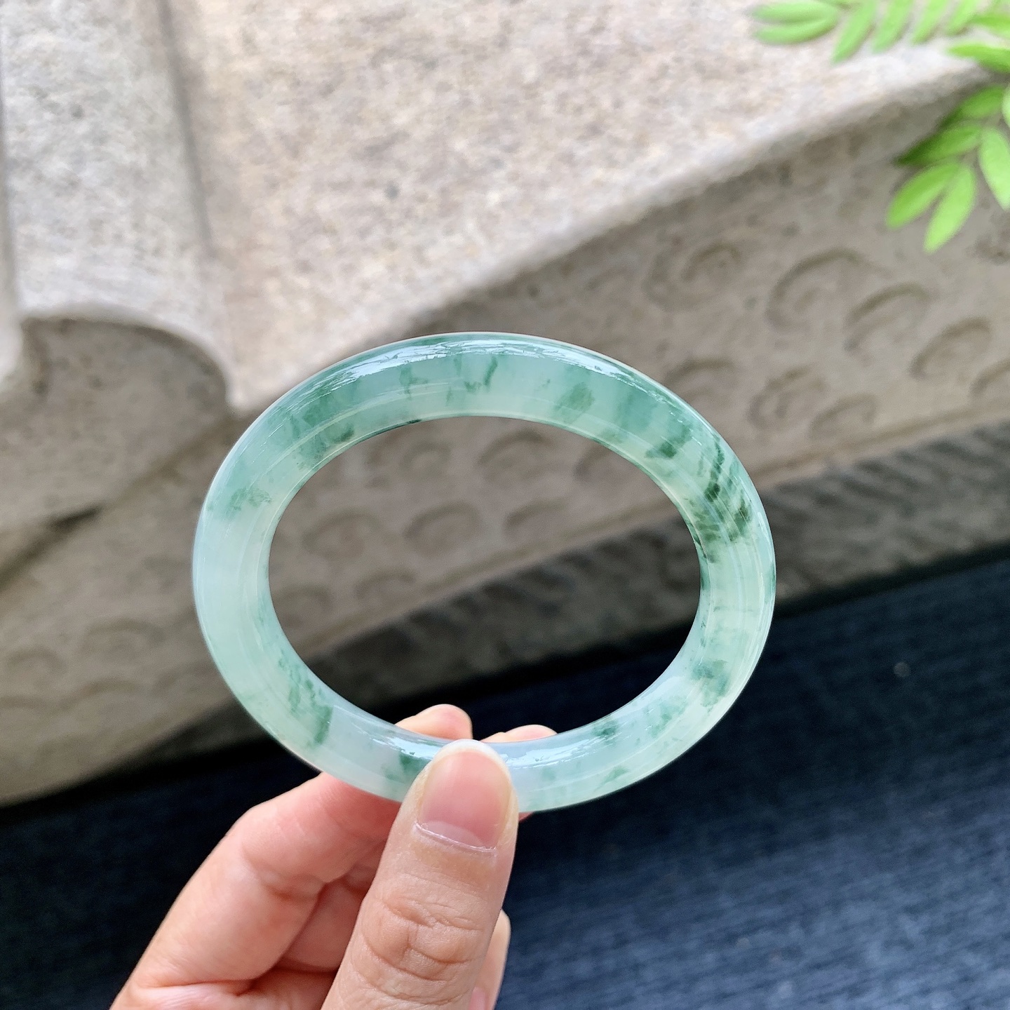 圆条53 54【圈口】54.5/9.8/8.8【编码】HJ091120【描述】冰糯飘花，水润，种老，细腻，无裂